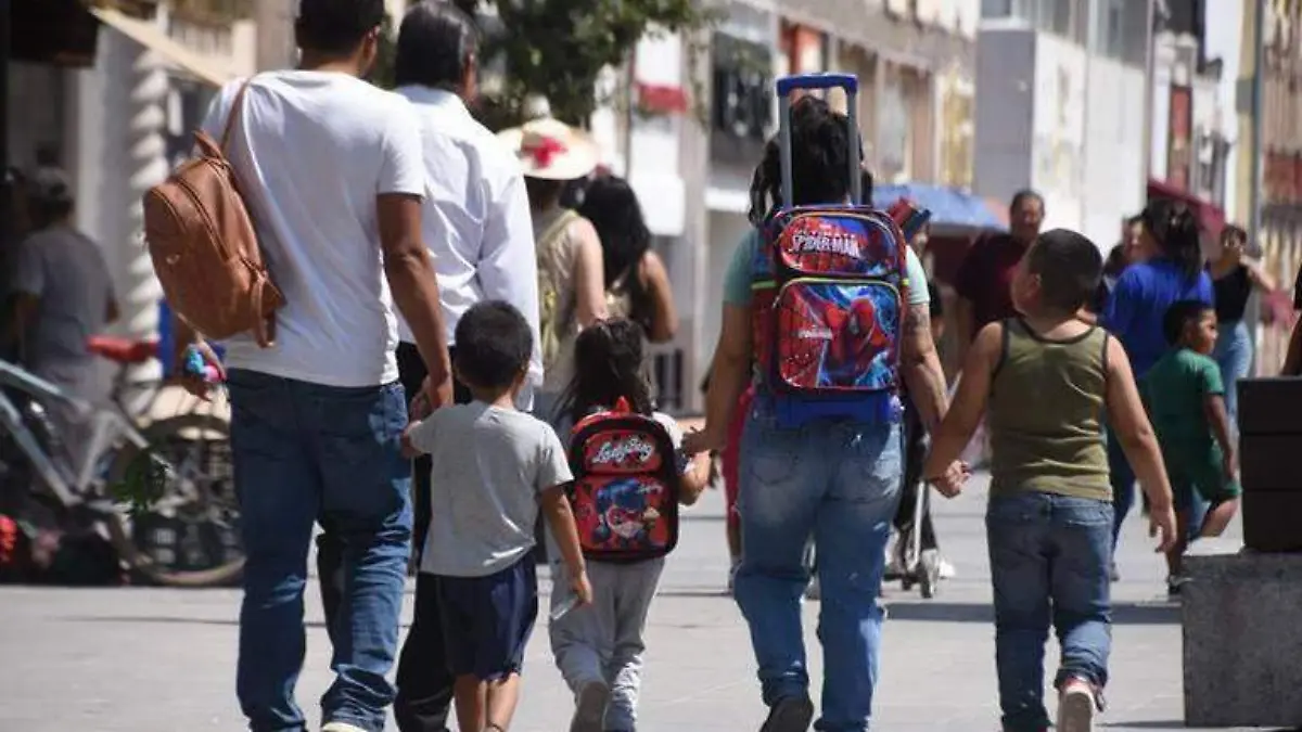 regreso a clases mochilas niños familia